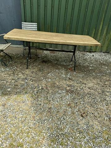 eettafel met smeedijzeren onderstel en dik eikenhouten blad beschikbaar voor biedingen
