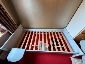 1 persoons grijs bed beschikbaar voor biedingen