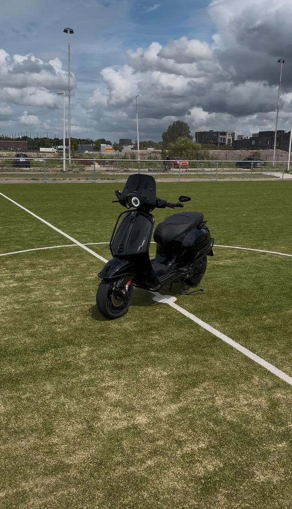 Vespa Sprint 2023 E5 Akrapovic Full Option Malossi Custom, Fietsen en Brommers, Scooters | Piaggio, Zo goed als nieuw, Overige modellen
