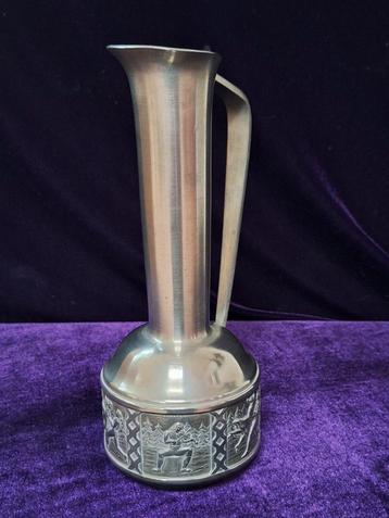 Vintage Noorse Tinnen Vaas met Vikingmotief beschikbaar voor biedingen