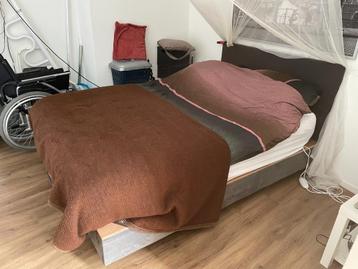 Bed boxspring 140x200 cm. ophalen in Spakenburg beschikbaar voor biedingen
