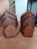Twee brieven standaard, houtsnijwerk., Huis en Inrichting, Ophalen of Verzenden, Zo goed als nieuw, Hout