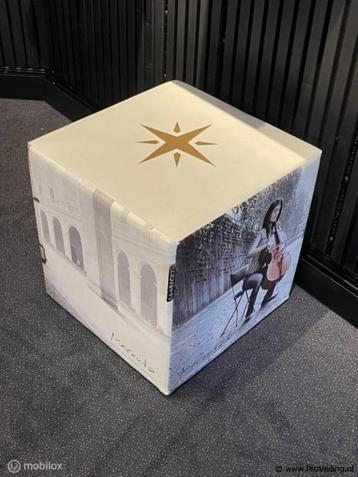 Online Veiling: Poef - 43x43x43cm beschikbaar voor biedingen
