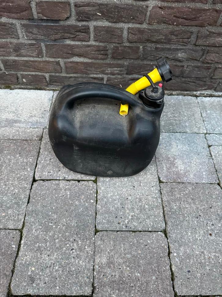 Jerrycan met schenktuit, Auto diversen, Autogereedschap, Gebruikt, Ophalen of Verzenden