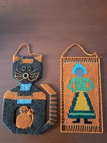 Handgeweven wanddecoratie poes en poppetje beschikbaar voor biedingen