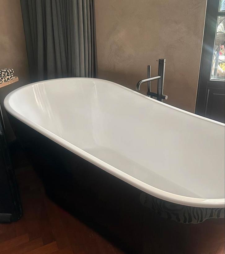 Ligbad linda wisa wavedesign zwart  met kraan zwart, Huis en Inrichting, Badkamer | Badkamermeubels, Zo goed als nieuw, Overige typen