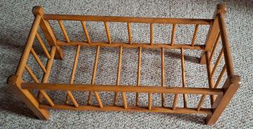 Vintage houten poppenbed beschikbaar voor biedingen