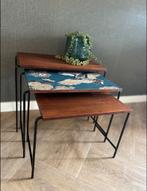 Vintage Mimi Nesting Tafeltjes met Kraanvogel Print, Huis en Inrichting, Tafels | Bijzettafels, Minder dan 55 cm, Gebruikt, Vintage retro midcentury asian oosters artdeco