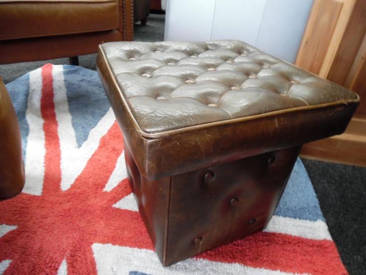 Vintage leren Chesterfield poef – 434343 cm, Huis en Inrichting, Banken | Voetenbanken en Poefen, Gebruikt, Vierkant, Leer, Ophalen