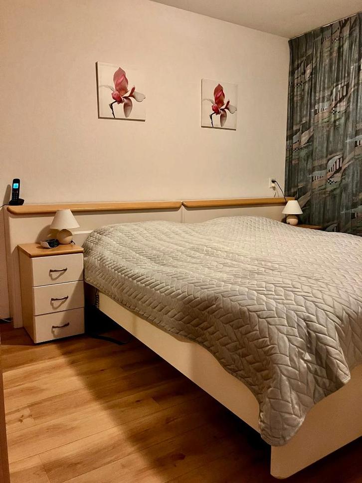 Bed (wit, met 2 electrisch verstelbare lattenbodems!), Huis en Inrichting, Slaapkamer | Bedden, Zo goed als nieuw, Tweepersoons
