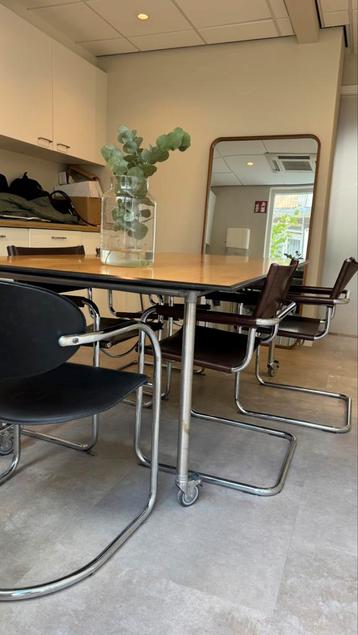 Grote Rechthoekige Eettafel met Wielen beschikbaar voor biedingen