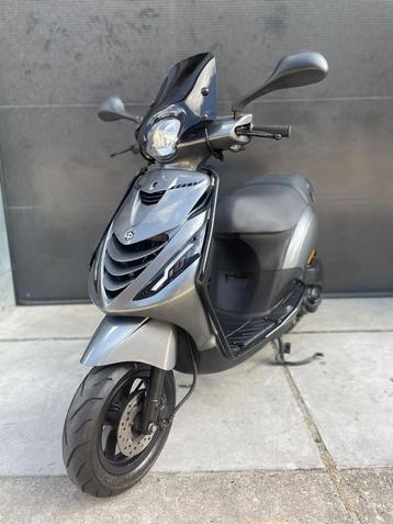 PIAGGIO ZIP 4T 2V BROM 2017 FULL OPTION AGAAT GRIJS 5000 KM beschikbaar voor biedingen