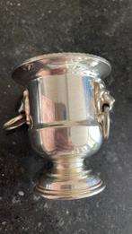 Klein verziverd  potje met leeuwenoortjes, Antiek en Kunst, Ophalen of Verzenden, Zilver