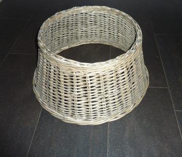 Rotan mand voor om de kerstboom. beschikbaar voor biedingen