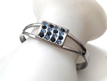Zilverkleurige metalen armband met blauwe strass beschikbaar voor biedingen