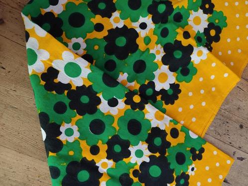 Retro vintage tafelkleed geel groen met bloemen en stippen., Verzamelen, Retro, Huis en Inrichting, Ophalen of Verzenden