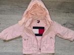 Roze Tommy Hilfiger jas met afneembare capuchon maat 80, Kinderen en Baby's, Babykleding | Maat 80, Ophalen of Verzenden, Zo goed als nieuw