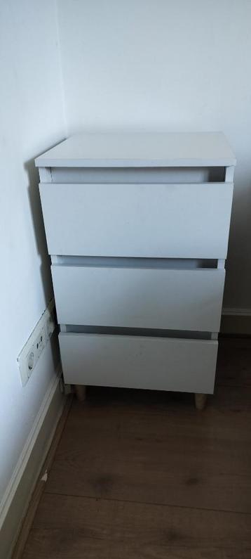 Nachtkastjes 2x beschikbaar voor biedingen