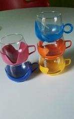 💐5 VINTAGE THEEGLAZEN IN GEKLEURDE HOUDERS, Ophalen of Verzenden, Glas, Overige stijlen, Glas of Glazen