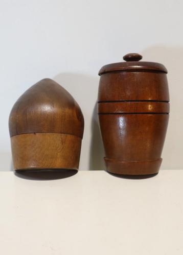 Twee antieke houten doosjes  beschikbaar voor biedingen