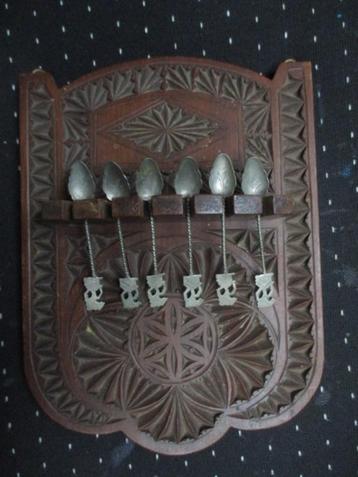 lepelrek teak snijwerk met 6 wajang lepeltjes beschikbaar voor biedingen