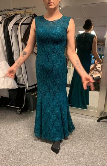 Kanten jurk beschikbaar voor biedingen