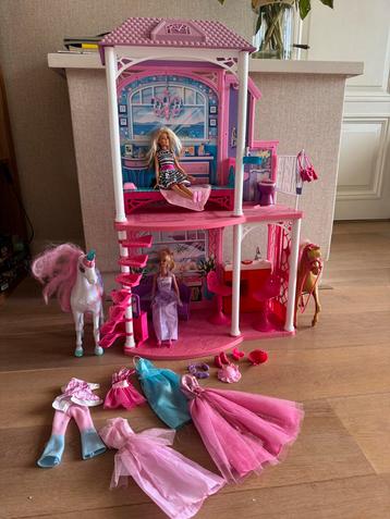 Barbie huis met 2 Barbies, eenhoorn, paard en accesoires beschikbaar voor biedingen