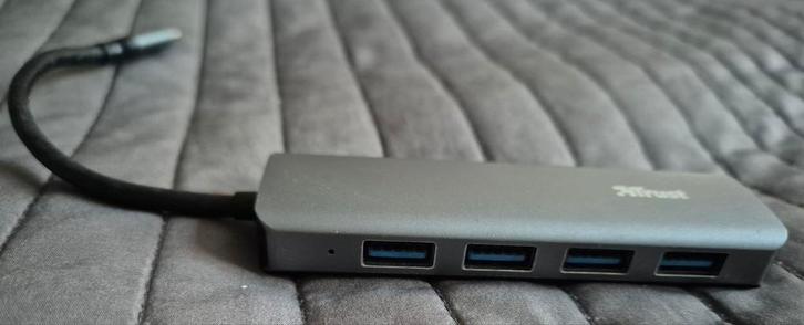 Trust Halyx USB-C naar 4x USB-A 3.2 Hub - Zo goed als nieuw, Computers en Software, Geheugenkaartlezers, Zo goed als nieuw, Ophalen of Verzenden