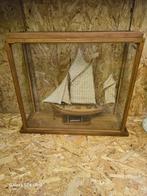 Oude Zijlboot de Marie Jeanne in houten Vitrinekast, Ophalen