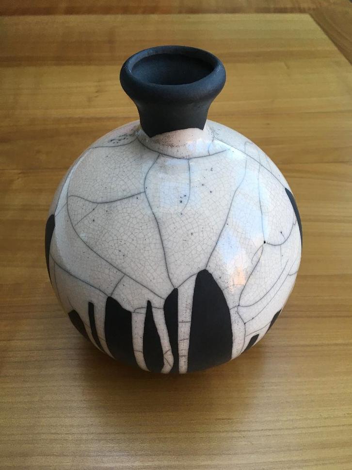 Mooie, gave siervaas van aardewerk (in de kleuren zwart wit), Huis en Inrichting, Woonaccessoires | Vazen, Zo goed als nieuw, Overige kleuren