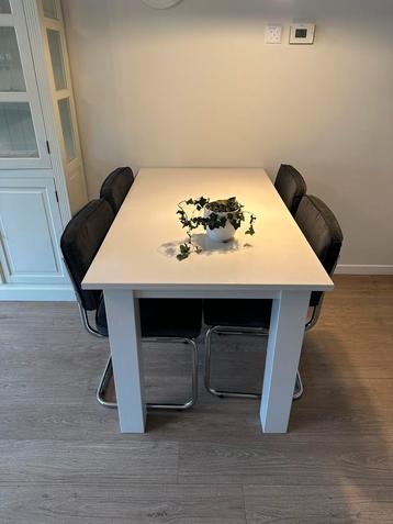 Eettafel 140x80x78,5 (wit), stoelen merk Zuiver ook te koop beschikbaar voor biedingen