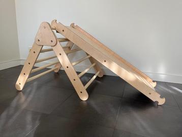 Prachtig Pikler triangle klimrek met glijbaan beschikbaar voor biedingen