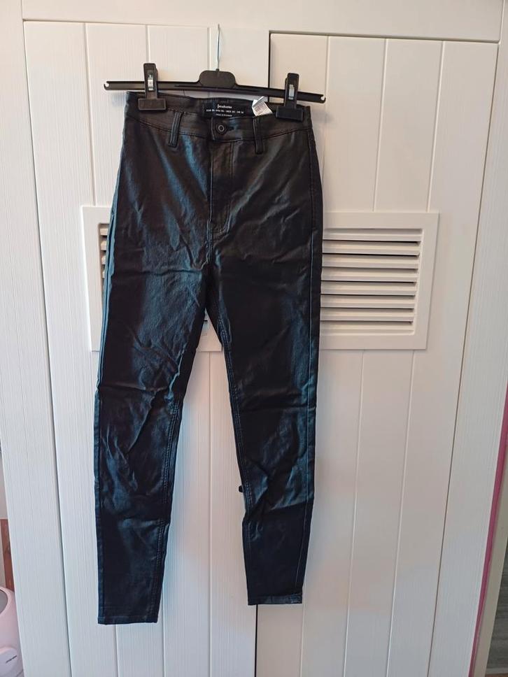 Broek van Stradivarius, maat 38, Kleding | Dames, Broeken en Pantalons, Gedragen, Zwart, Lang, Ophalen of Verzenden