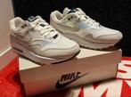 Air Max 1 'Air Max Day - La Ville-Lumière' Maat 35,5 NIEUW, Kleding | Heren, Schoenen, Wit, Nike, Nieuw, Ophalen of Verzenden