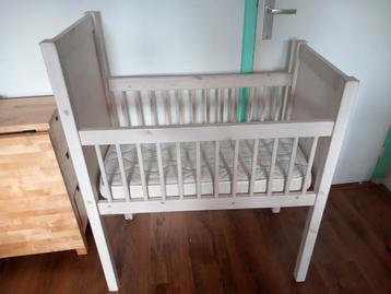 Smal wiegje 47 cm breed met matrasje beschikbaar voor biedingen