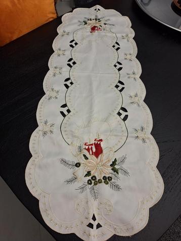Kerst Tafelkleed Loper Geborduurd beschikbaar voor biedingen