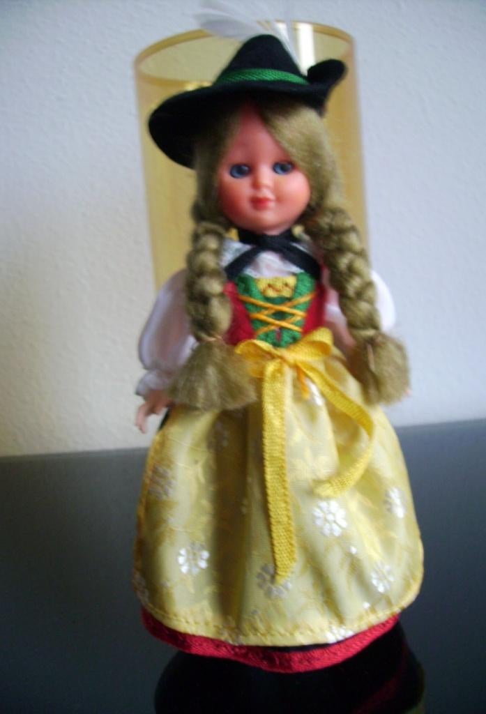 klederdrachtpop 16 cm. Tannheim, Verzamelen, Ophalen of Verzenden, Zo goed als nieuw, Pop