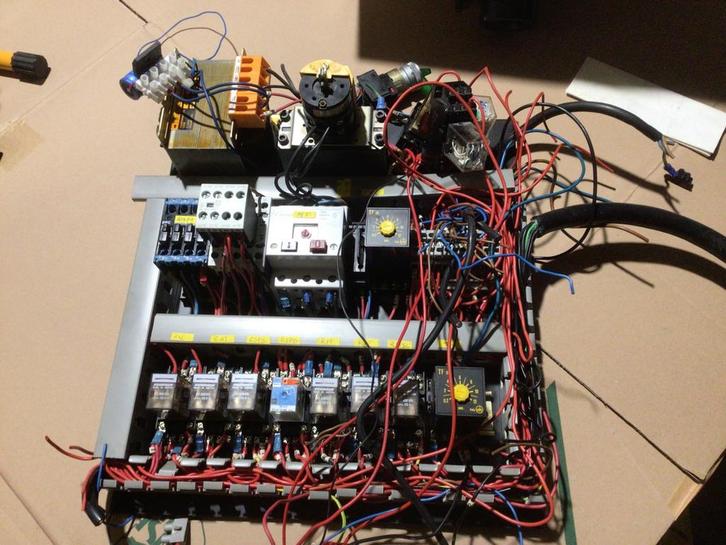 Elektrische schakelkast met componenten, Hobby en Vrije tijd, Elektronica-componenten, Ophalen of Verzenden
