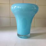 Turqoise handgemaakte vaas met oneffen glasaspecten, Blauw, Ophalen of Verzenden, Minder dan 50 cm, Glas