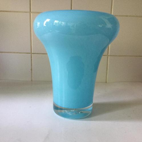 Turqoise handgemaakte vaas met oneffen glasaspecten, Huis en Inrichting, Woonaccessoires | Vazen, Zo goed als nieuw, Blauw, Minder dan 50 cm
