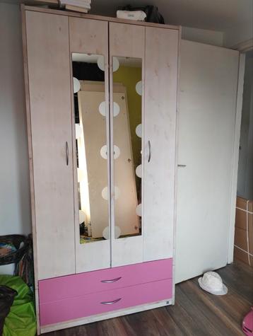 Leuke originele kledingkast, praktische indeling beschikbaar voor biedingen