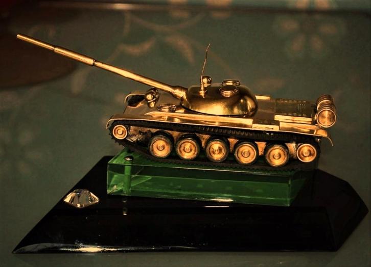 Tank Trench art Messing Sovjet T-54 A op Acrylaat sokkel, Antiek en Kunst, Curiosa en Brocante, Verzenden