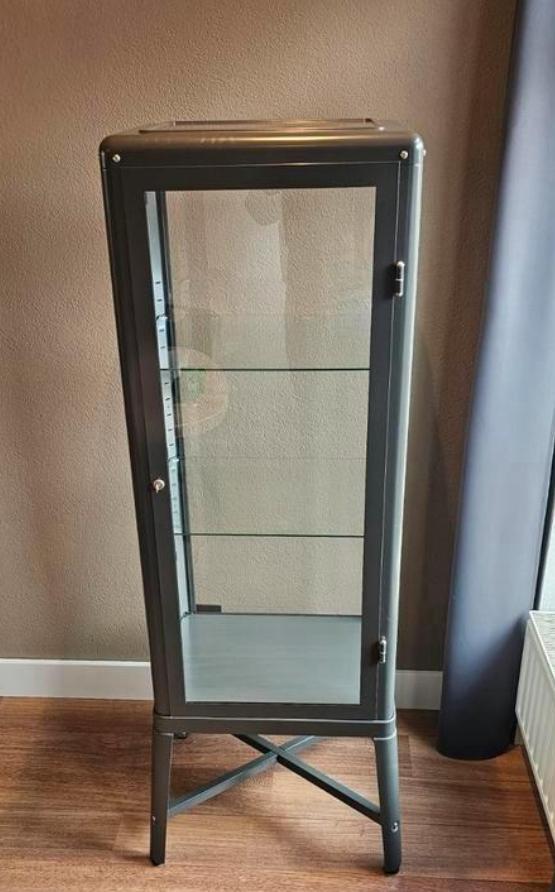 IKEA Vitrinekast - Mooie blikvanger! Olijfgroen, Huis en Inrichting, Kasten | Vitrinekasten, Gebruikt, 150 tot 200 cm, 50 tot 100 cm