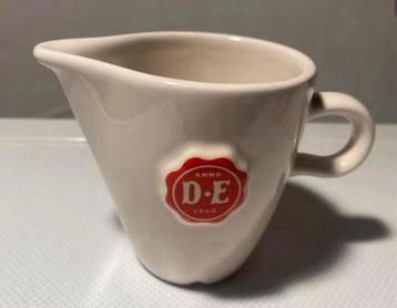 Melkkannetje van DE met rood logo Anno 1853. Hoogte 7,5 cm. beschikbaar voor biedingen