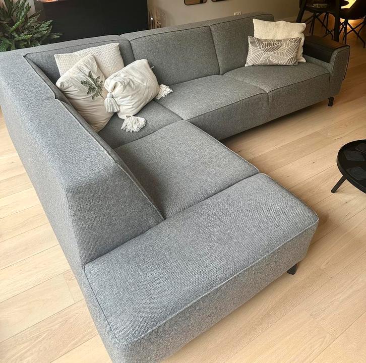 Grijze Hoekbank - Met ligdeel - In goede staat, Huis en Inrichting, Banken | Bankstellen, Gebruikt, Hoekbank, Vierpersoons of meer