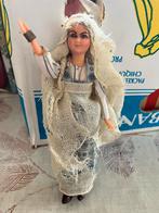 Vintage Oosterse Pop met Hoofddoek in Traditionele Kleding, Ophalen of Verzenden