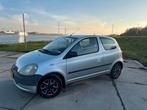 Toyota Yaris 1.0 16V Vvti 3DR 2000 Grijs + Nieuwe bumper, Auto's, Toyota, Voorwielaandrijving, 4 cilinders, 400 kg, 68 pk