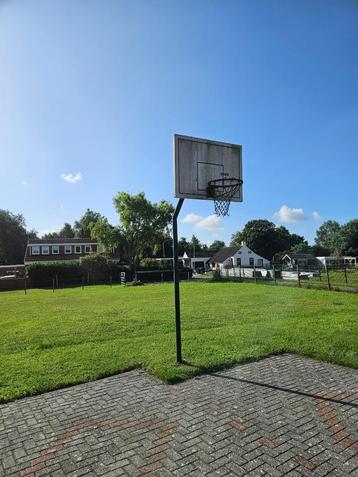 basketbalpaal beschikbaar voor biedingen