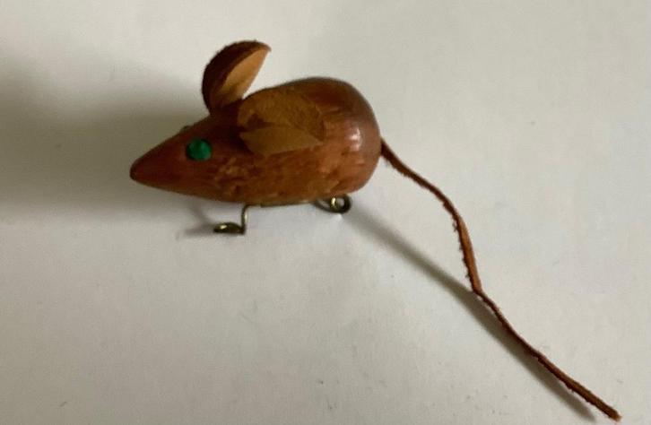 Jaren 50 Broche: Houten muis met leren oortjes en staart., Sieraden, Tassen en Uiterlijk, Broches, Gebruikt, Overige materialen