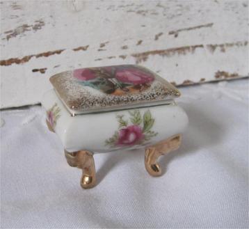 Porseleinen doosje, romantisch tafereeltje beschikbaar voor biedingen